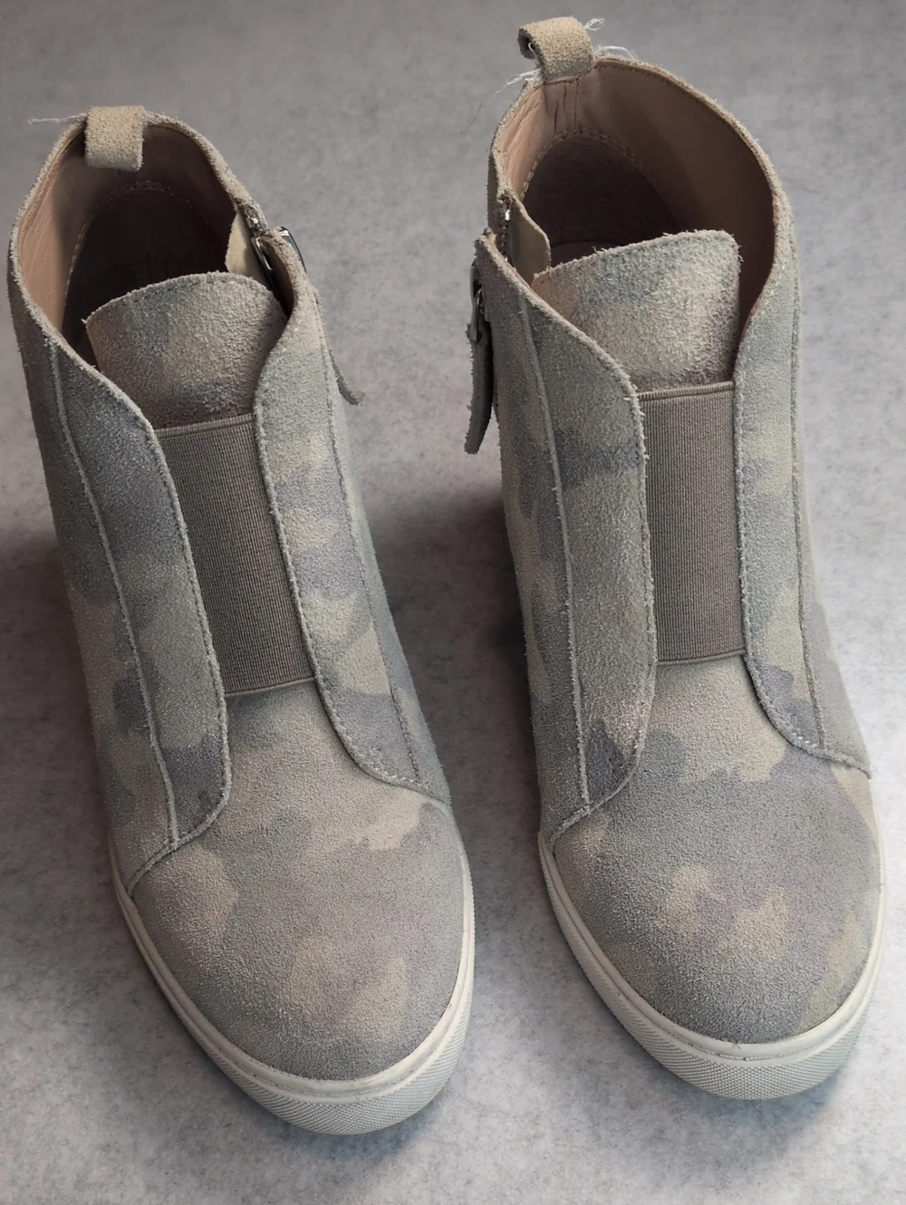 Linea Paolo Size 5 Women’s Suede Zip Up Wedge in Light Gray Camo